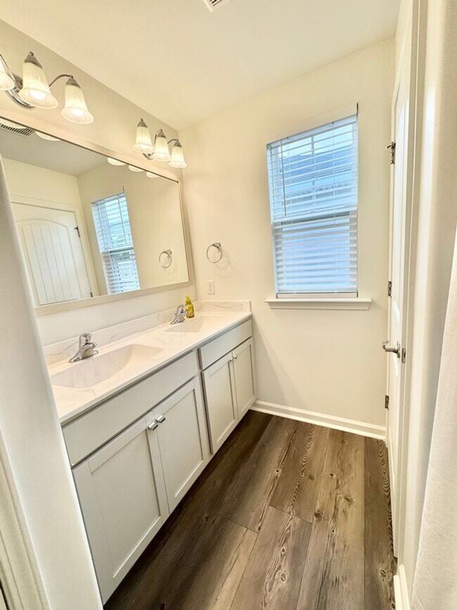 Building Photo - 28 Pomona Cir