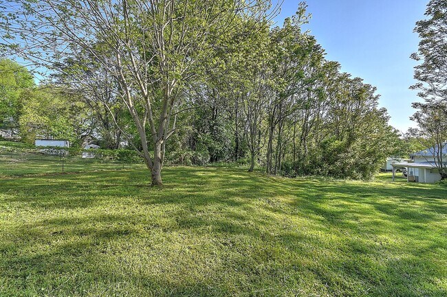 Building Photo - 304 N Hardin St