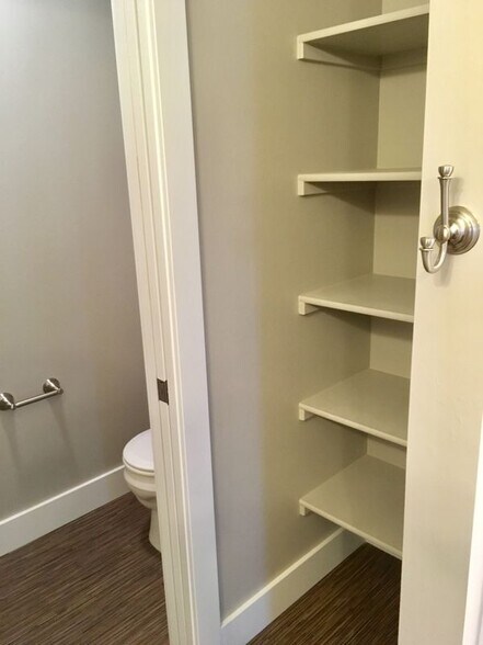Building Photo - 926 Rosa Way
