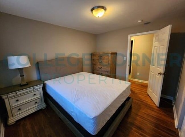 Building Photo - 639 S Poplar St