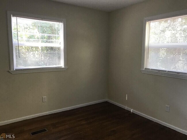 Building Photo - 131 Pineview Dr