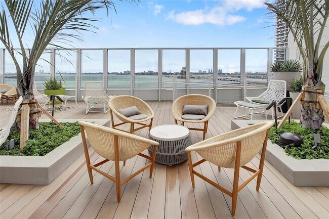 Primary Photo - 1756 N Bayshore Dr