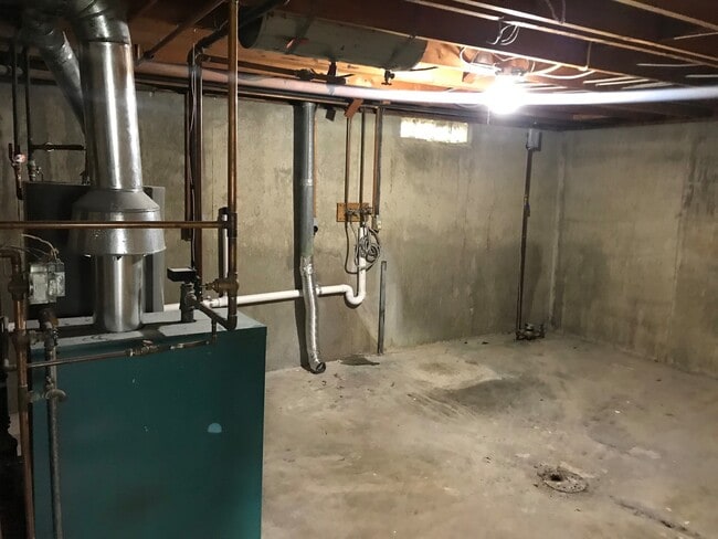 Building Photo - Large 5 bed 3 bath family home with two separate kitchens! Close to Augustana!