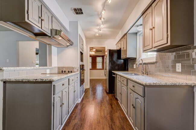 Building Photo - 6126 Rena St