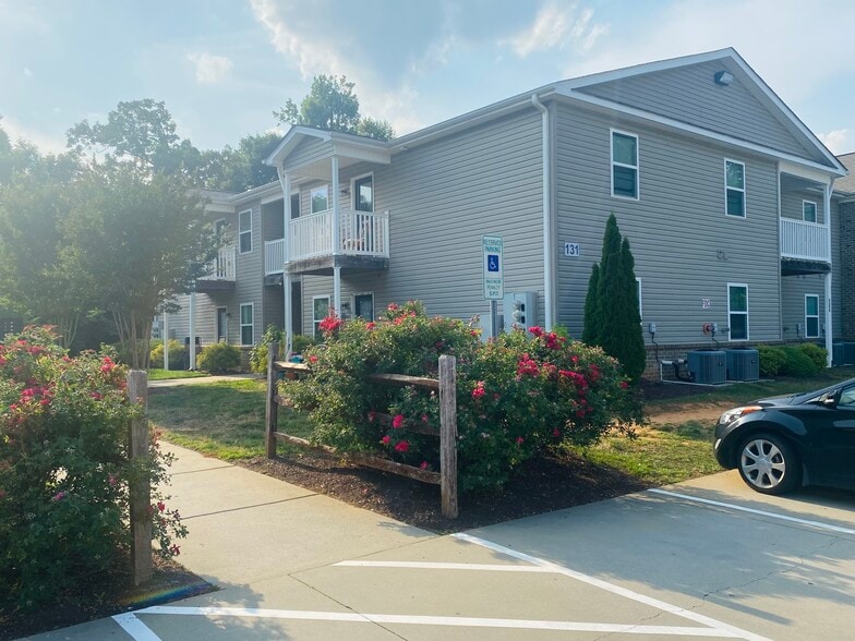 Oak Pointe Apartments 131 Salvet St Burlington NC 27215 Apartment Finder