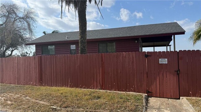 Building Photo - 8504 Lago Vista Dr