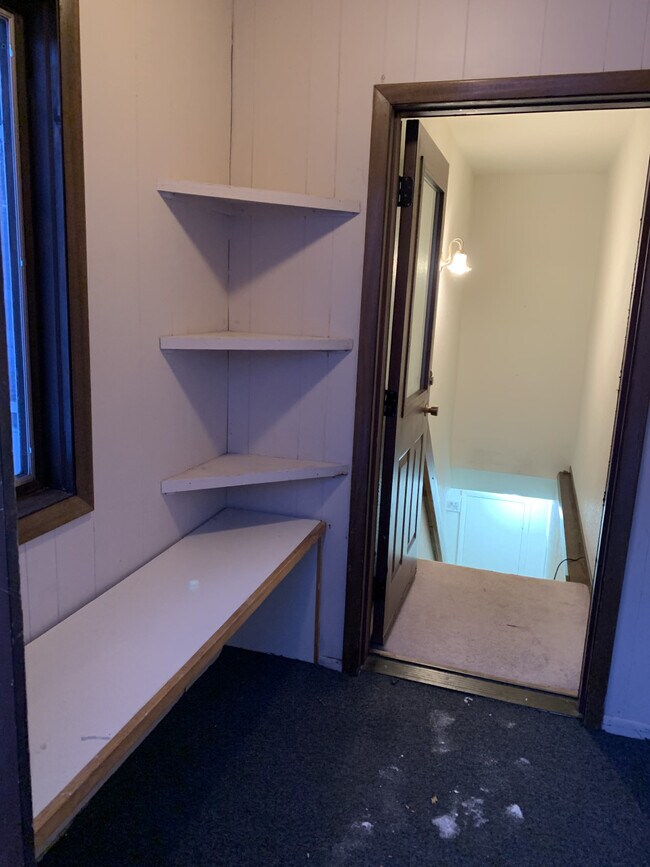 Building Photo - Rambling apartment B