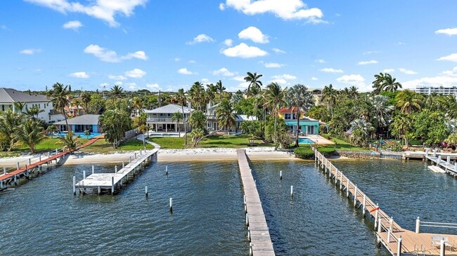 Building Photo - 122 S Lake Dr