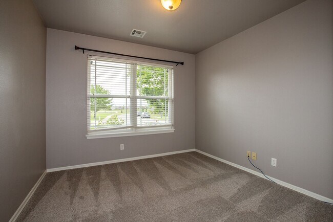 Building Photo - 3 Bed / 2 Bath in Owasso!