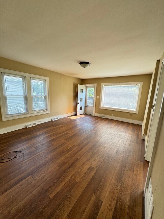 Building Photo - Charming 3-Bedroom, 1-Bathroom Home with Garage – $1,350/Month | Accepting Section 8