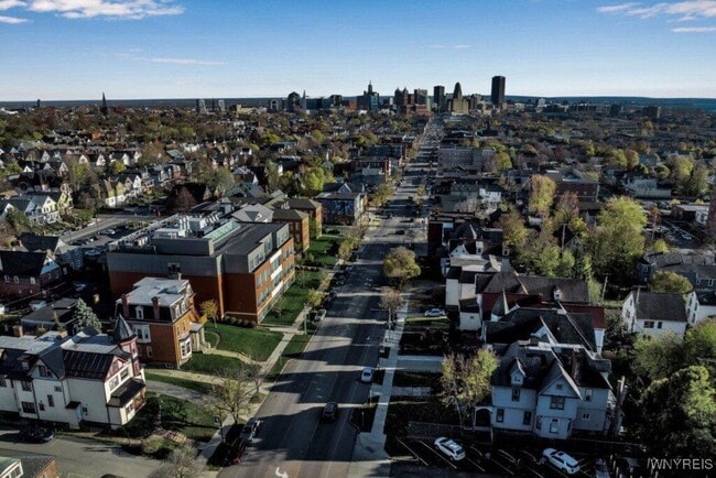 Building Photo - 617 Niagara St