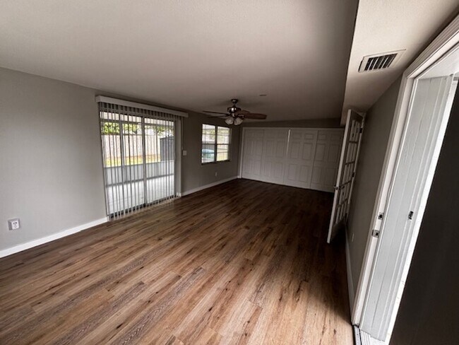 Building Photo - 2 or could be 3 bedroom -1 bath home in Deltona