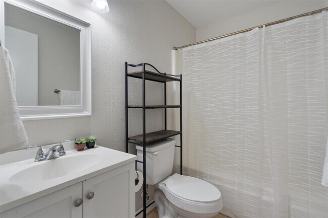 Building Photo - 2204 Silver Spur Dr