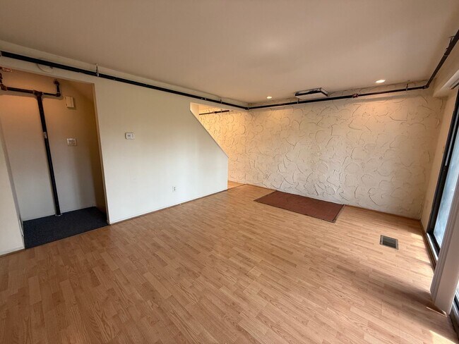 Building Photo - 3 Bedroom Townhouse at The Commons