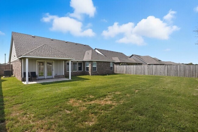 Building Photo - Like new, Move in Ready.