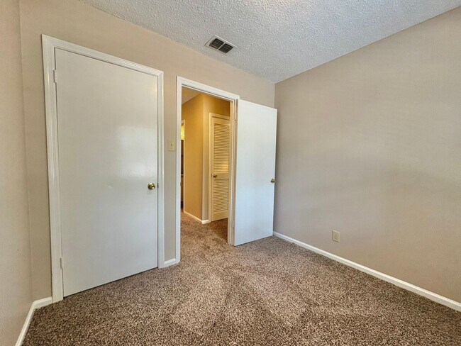 Building Photo - Delmar Dr. 2514/2516