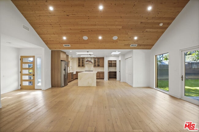 Building Photo - 3604 Stewart Ave