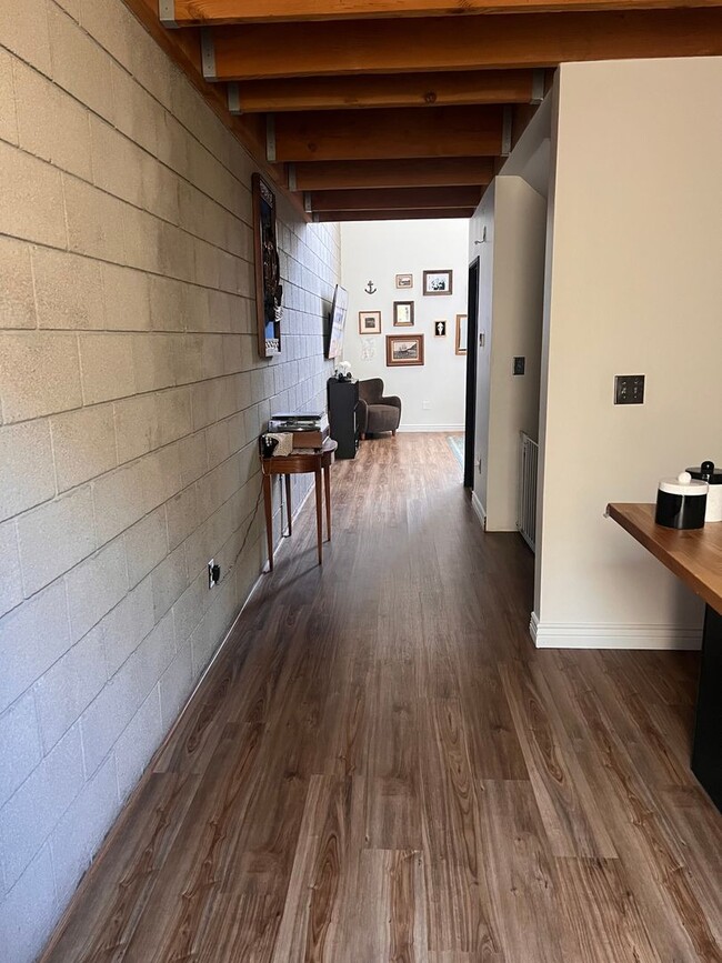 Building Photo - Modern Downtown Loft – Walkable, Stylish, ...