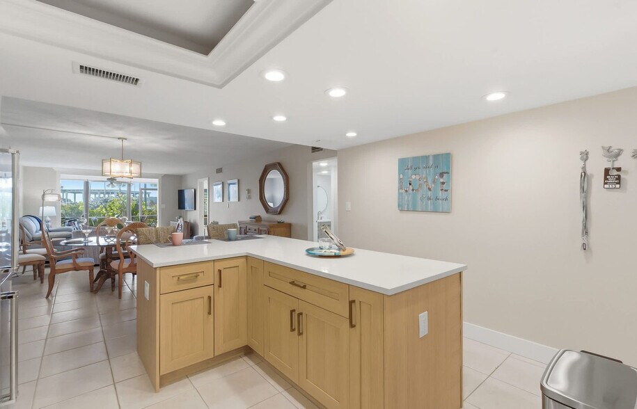 Building Photo - 853-899-899 Beach Rd