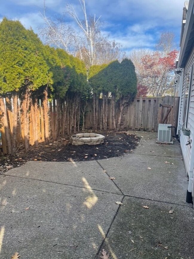 Building Photo - Beautiful 3 bed 2.5 home in Oak Hills! Was...