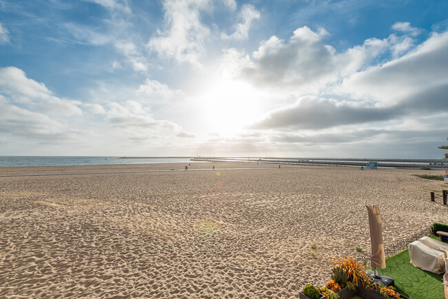 Building Photo - 6307 Ocean Front Walk