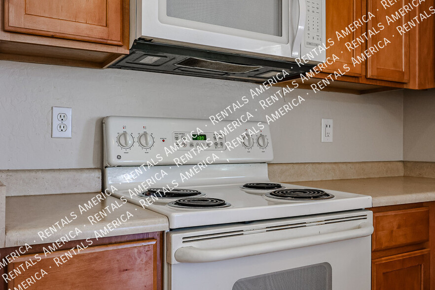 Building Photo - 910 S 118th Ln