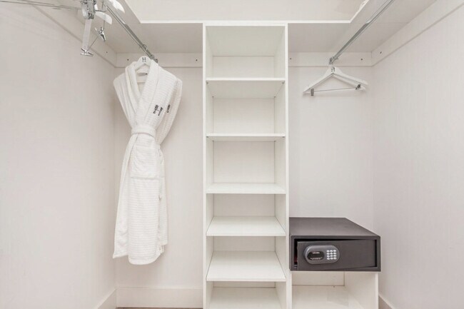 Building Photo - 4011 S Ocean Dr