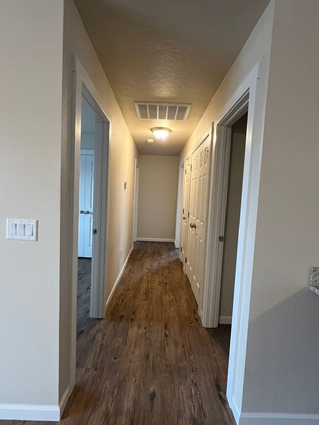 Building Photo - 3 Bedroom Charming Duplex