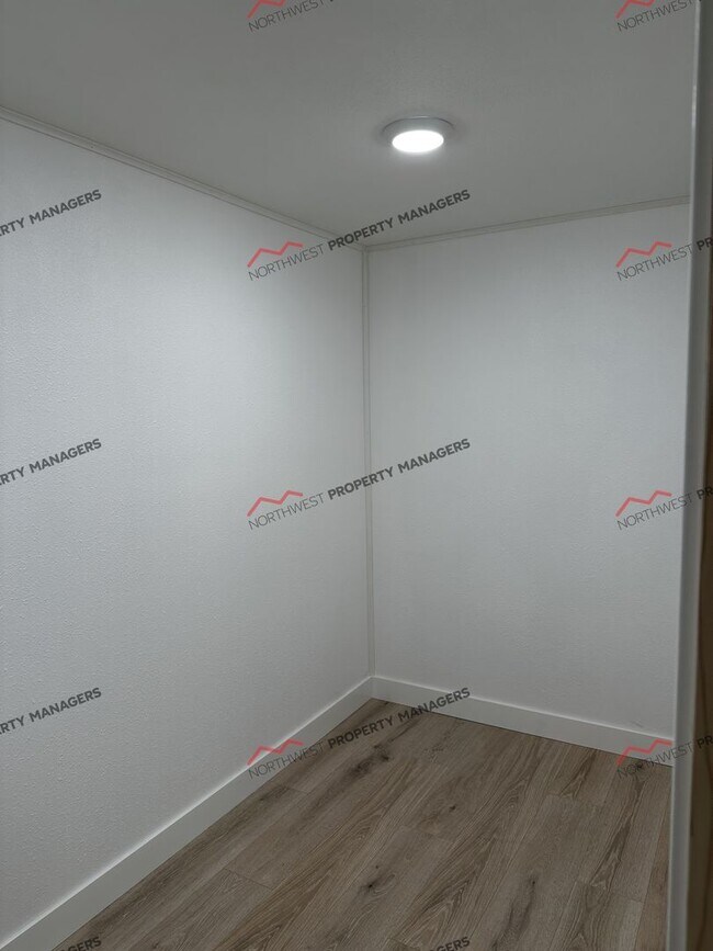 Building Photo - R58