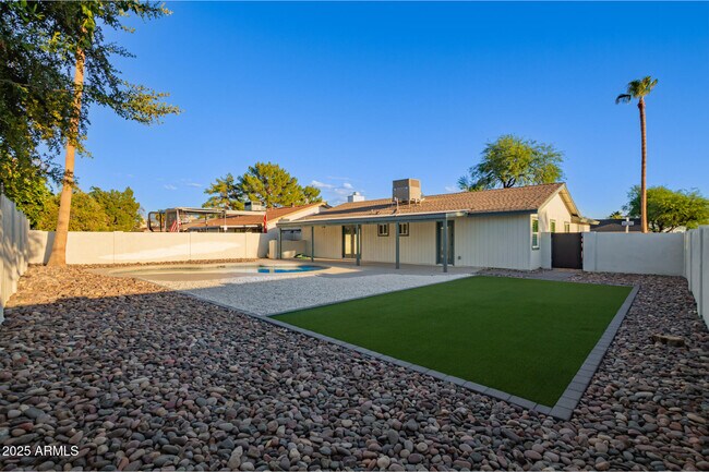 Building Photo - 6802 E Beverly Ln