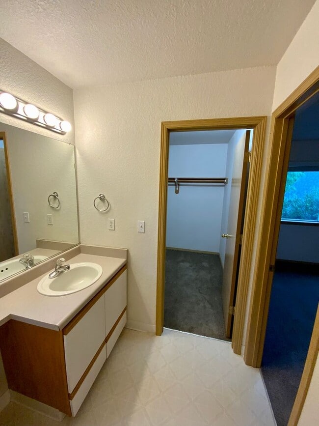 Building Photo - Large 2 Bedroom. 1.5 Bath Townhouse with G...