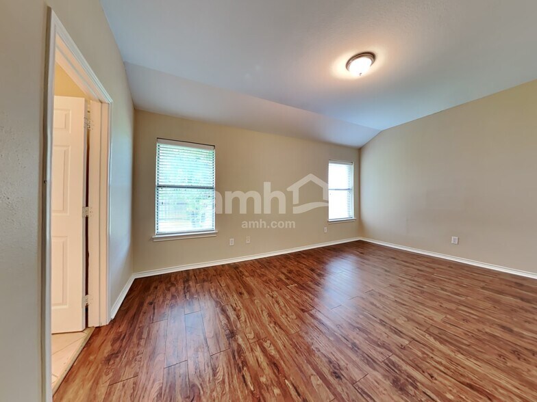 Building Photo - 1004 Lake Ridge Dr