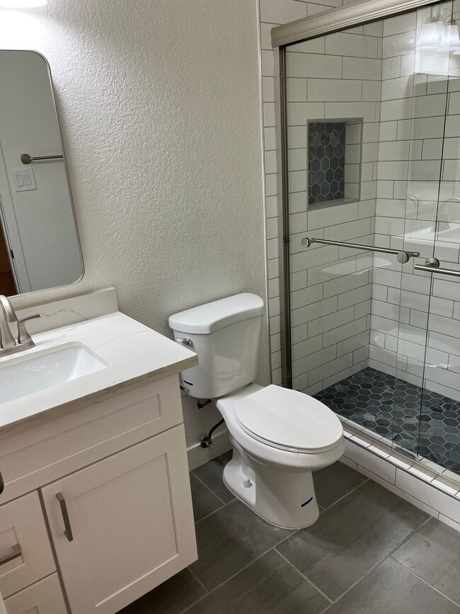 Building Photo - **STUNNING RENOVATED 2 BEDROOM/2 BATHROOM ...