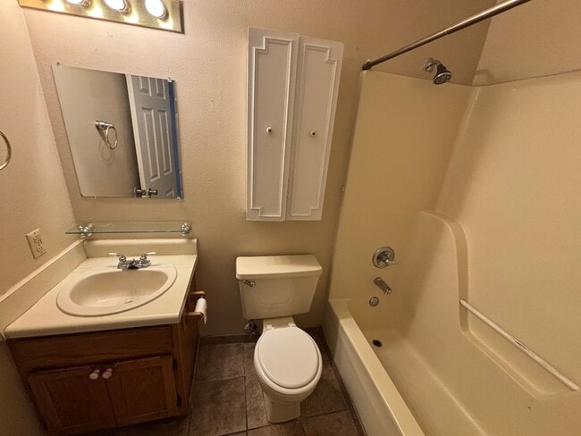 Building Photo - This 3-bedroom, 1.5-bath home in Russellville, AR