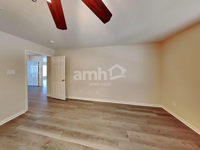 Building Photo - 501 Falcon Lake Dr