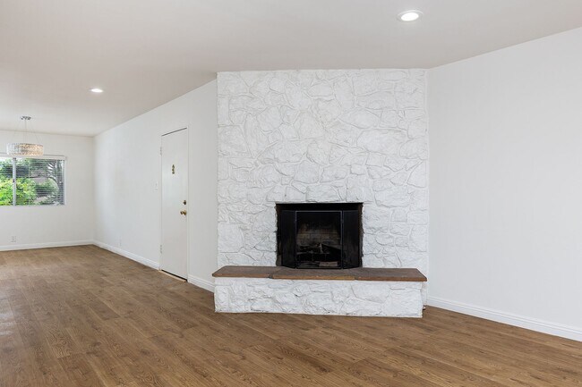 Building Photo - Spacious 2BR on Millionaire's Row!