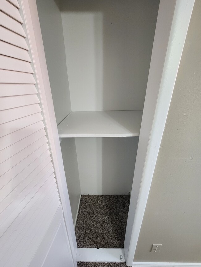 Building Photo - 3 bed 2 bath home, move in ready!