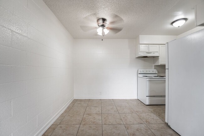 Building Photo - 1 Bedroom Downstairs  Condo Unit Near the Strip! Move in Special $199 for the first month rent!