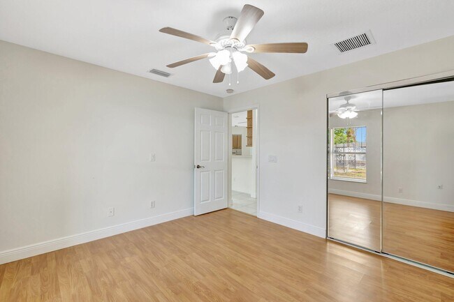 Building Photo - 189 SE Floresta Dr