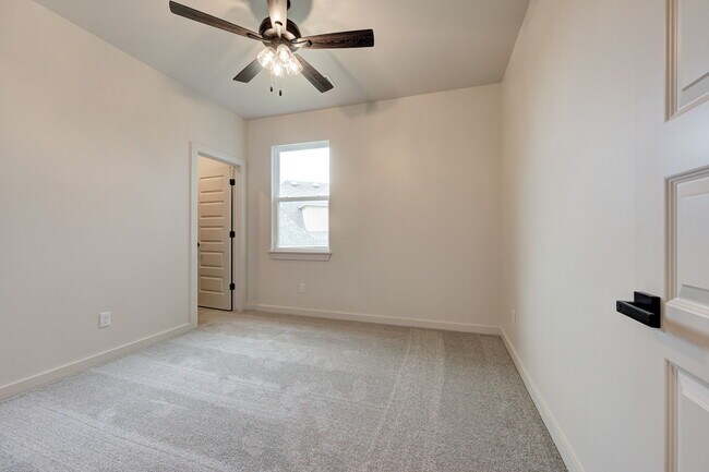 Building Photo - 6101 Kinnick Dr