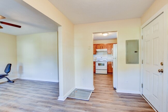 Building Photo - 3 Bedroom 1 Bathroom