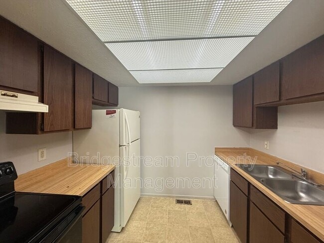 Building Photo - 1181 Redbluff Dr