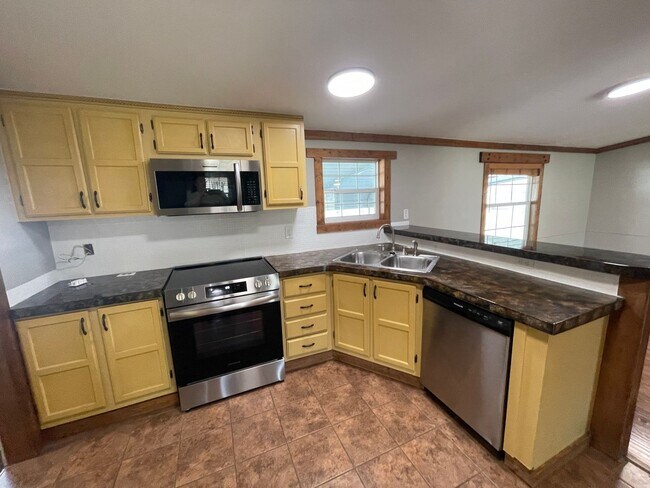 Building Photo - Country with the convenience of city locat...