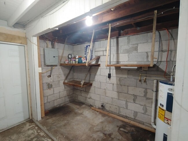 Building Photo - Cute 3BR/1BA cottage with central heat & a...