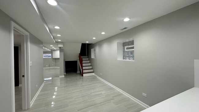 Building Photo - 5848 N Whipple St