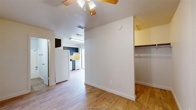 Building Photo - 725 Peppertree Dr