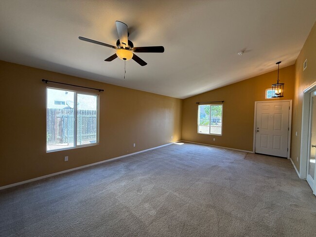 Building Photo - Spacious Single Story 4 Bedroom, 2 Bathroo...