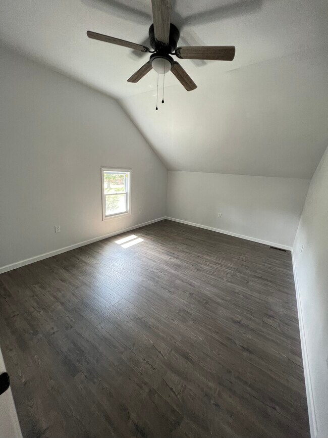 Building Photo - 5300 Iroquois Ct