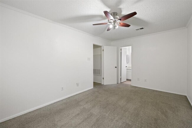 Building Photo - 1015 E Yager Ln