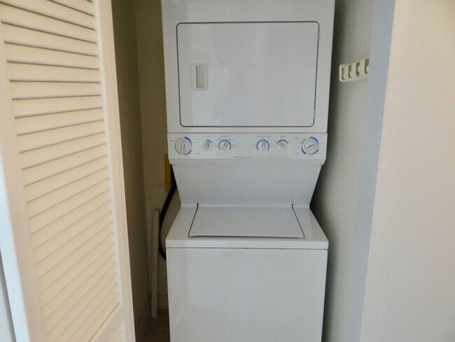 Building Photo - Rent Special- 1 month free with 12 month L...